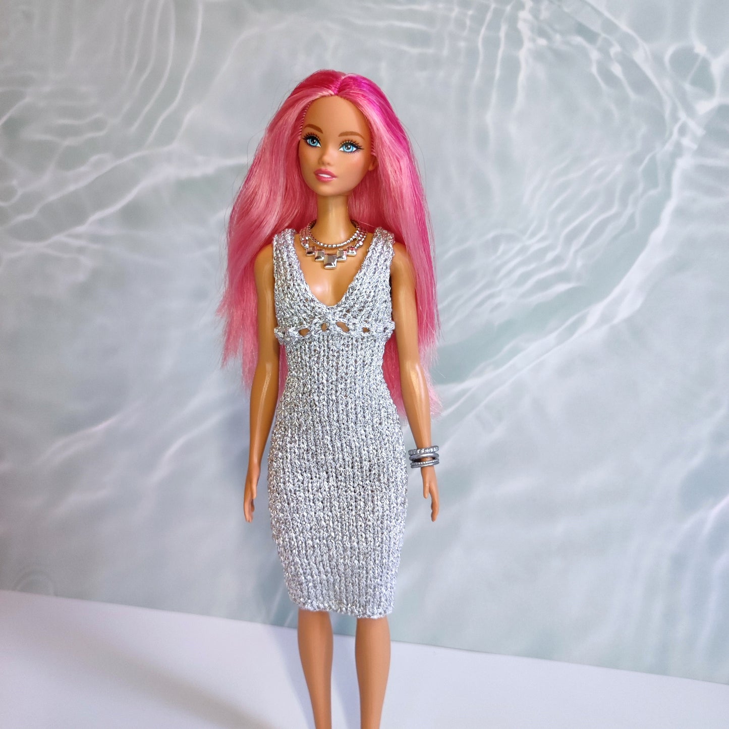 Modèle tricot poupée Barbie, Robe argentée vêtements Barbie lu.dingir